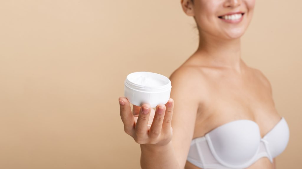 A importância da hidratação da pele das mamas após mamoplastia
